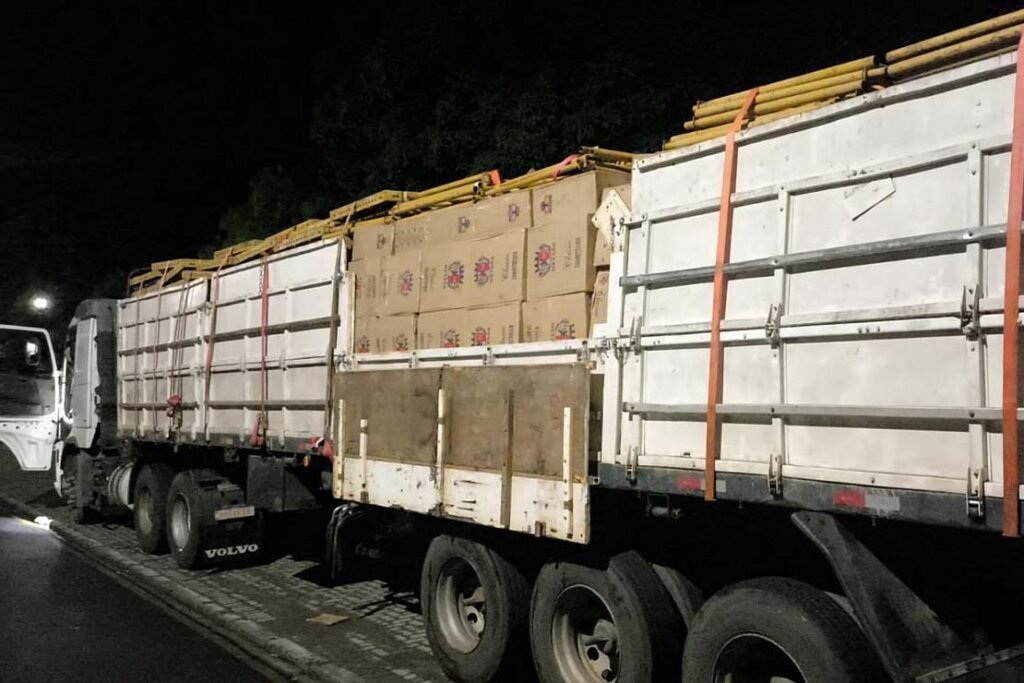 pmpr-apreende-caminhao-com-cigarros-contrabandeados-em-pato-branco