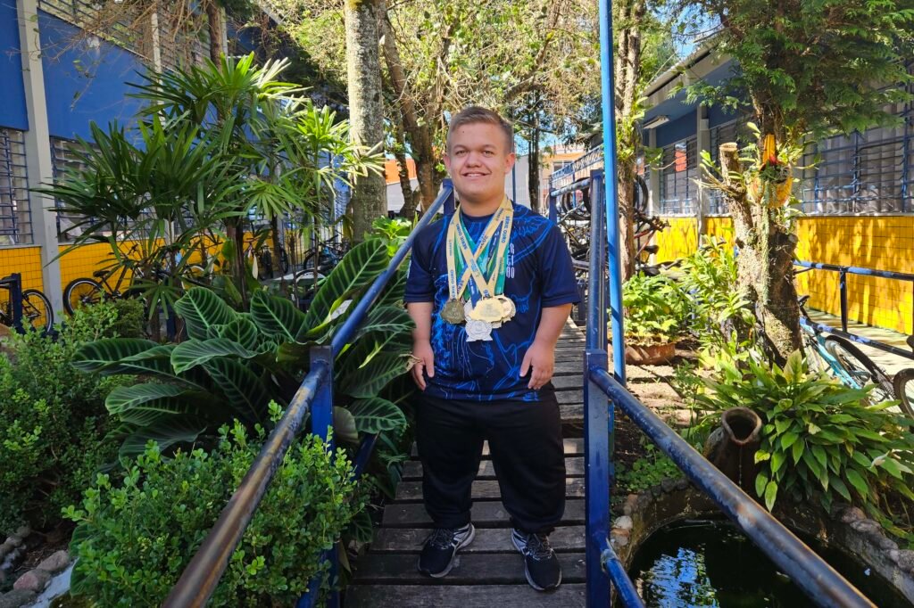 ouro-nos-jogos-paradesportivos,-aluno-da-rede-estadual-se-destaca-no-parabadminton