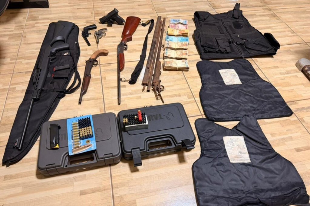 pmpr-apreende-seis-armas-e-r$-46-mil-em-residencia-no-vale-do-ivai