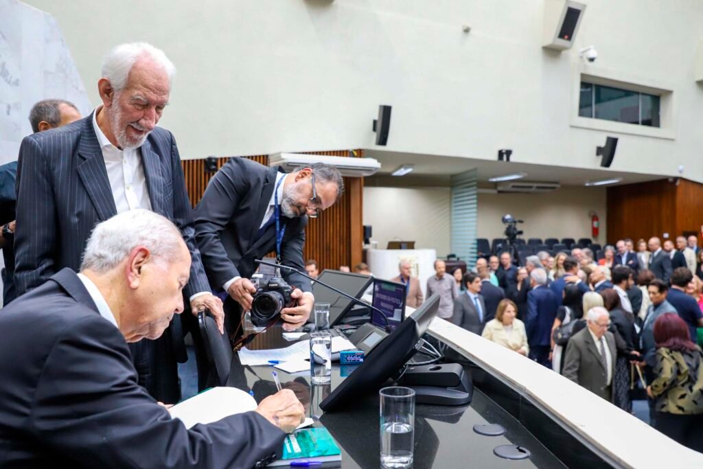 darci-piana-prestigia-lancamento-de-livro-que-conta-a-historia-da-politica-paranaense