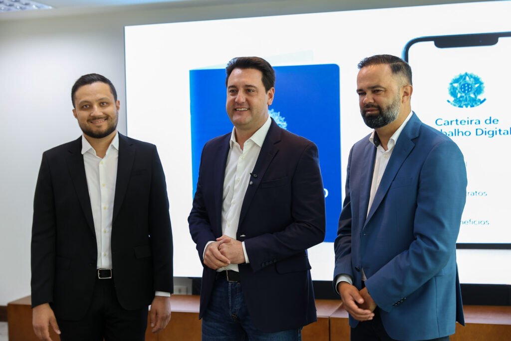 com-cadastro-digital,-parana-amplia-conexao-entre-estudantes-e-o-mercado-de-trabalho