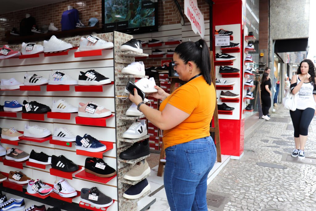 comercio-do-parana-teve-maior-crescimento-do-brasil-em-fevereiro,-com-alta-de-2,9%