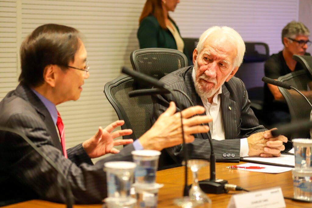 darci-piana-e-comitiva-chinesa-discutem-cooperacoes-e-novos-investimentos