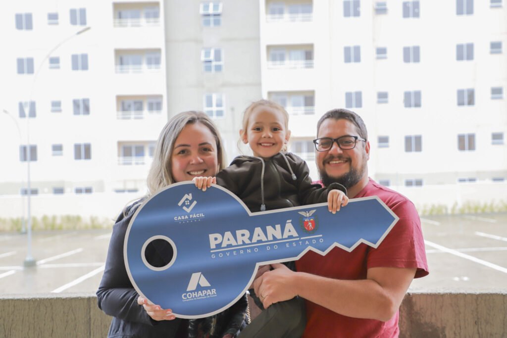 com-recursos-do-estado,-208-familias-recebem-apartamentos-em-residencial-em-curitiba