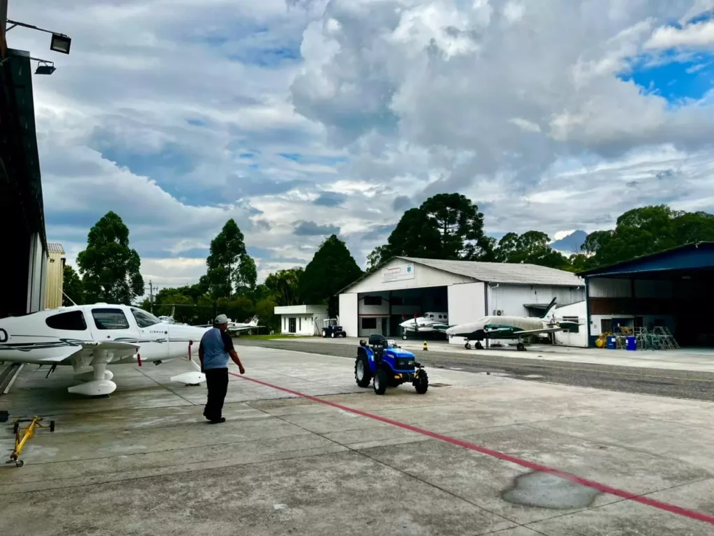 Hangares de aviação executiva no Aeroporto de Bacacheri Rodrigo Zanotto / Divulgação Motiva