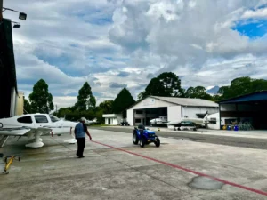 Hangares de aviação executiva no Aeroporto de Bacacheri Rodrigo Zanotto / Divulgação Motiva