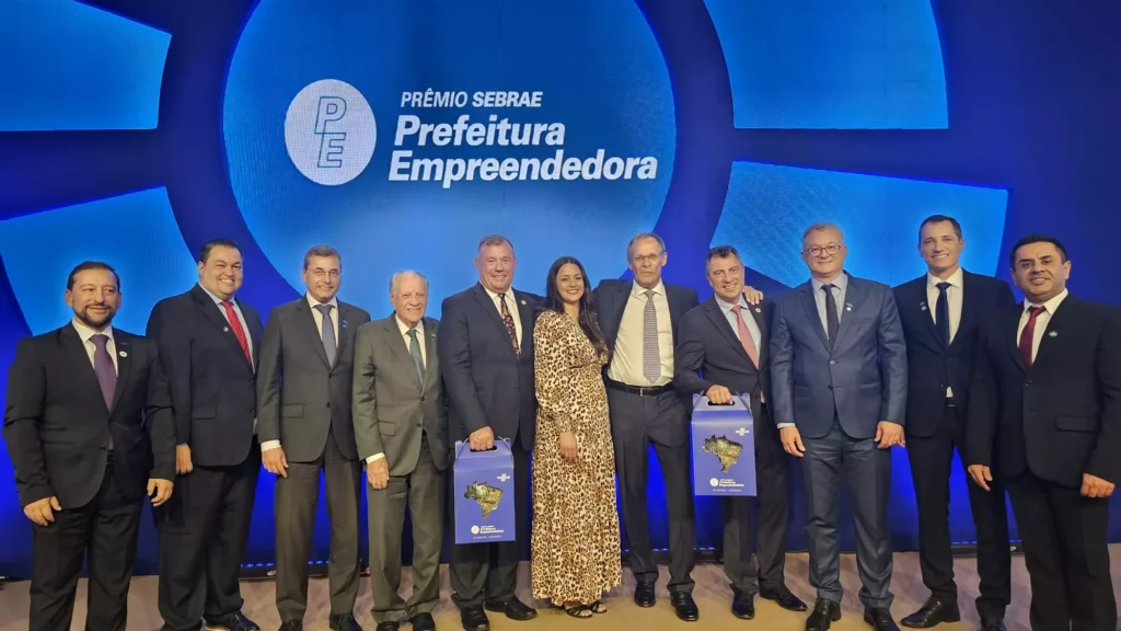 Eduardo Pereira. Vencedores de Curitiba e Assaí na premiação nacional, em Brasília (DF), ao lado da equipe do Sebrae e lideranças.