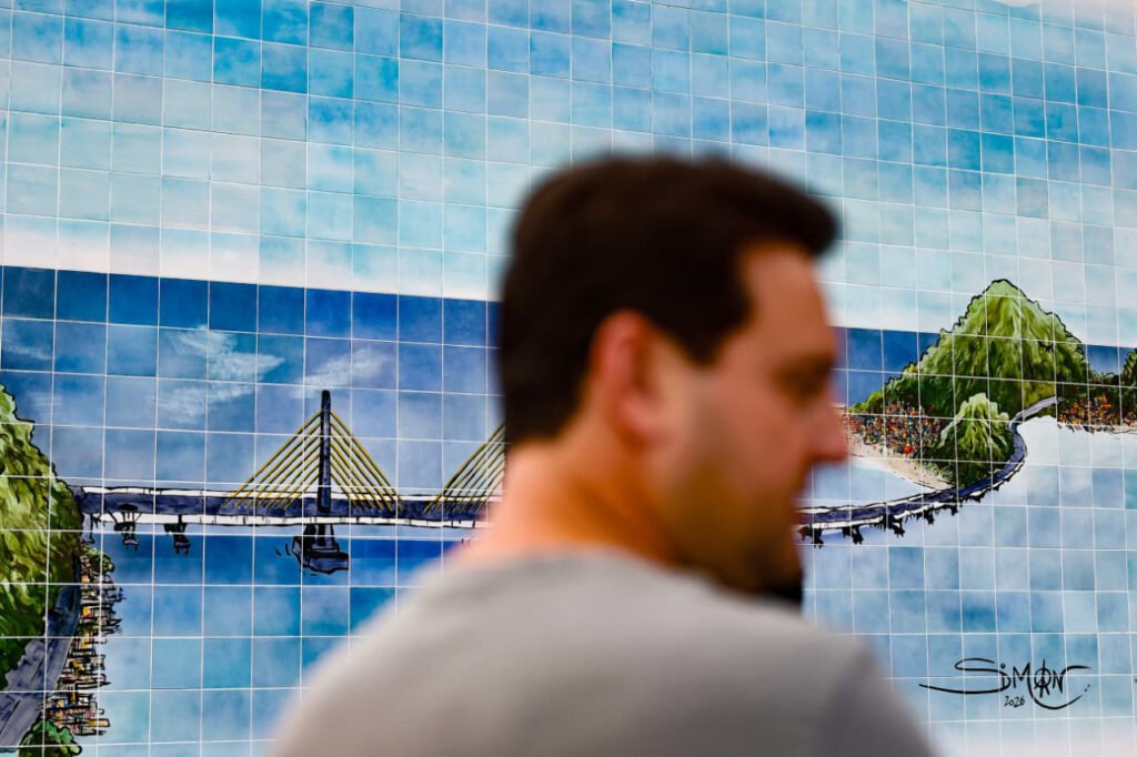 painel-artistico-de-7-metros-de-altura-eterniza-a-ponte-de-guaratuba-em-azulejos