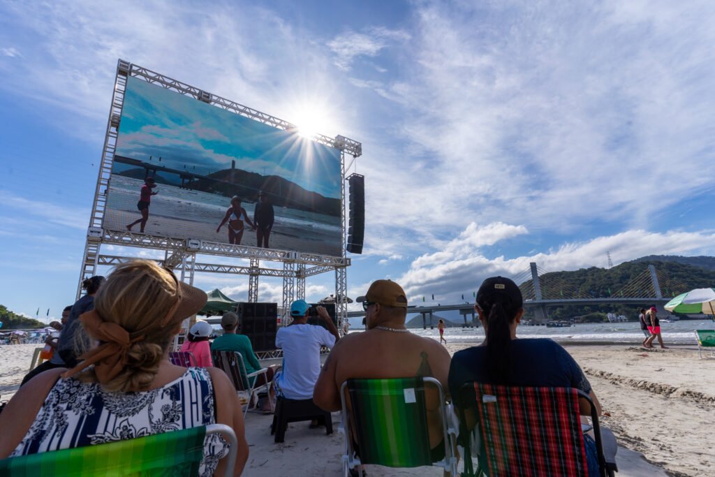 emocionada,-populacao-se-prepara-para-assistir-a-inauguracao-da-ponte-de-guaratuba