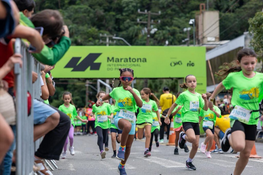 maratoninha-reune-centenas-de-criancas-em-guaratuba;-ponte-sera-fechada-as-5h-para-maratona