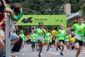maratoninha-reune-centenas-de-criancas-em-guaratuba;-ponte-sera-fechada-as-5h-para-maratona