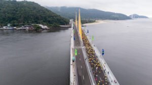 milhares-de-atletas-cruzam-a-ponte-de-guaratuba-na-1a-maratona-internacional-do-parana