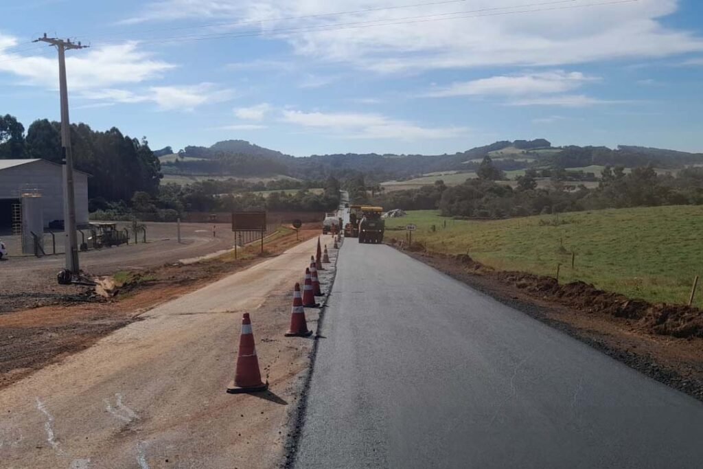 pr-884-entre-marmeleiro-e-renascenca-recebe-servicos-de-conservacao-do-pavimento