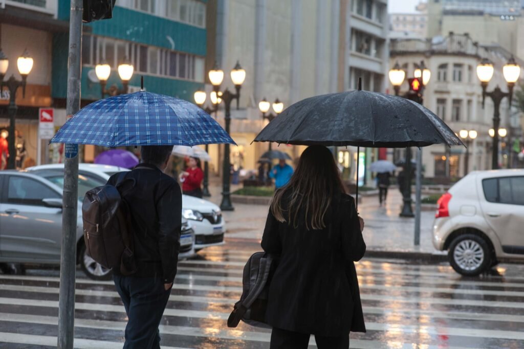 vento,-chuva-e-queda-nas-temperaturas:-frente-fria-comeca-a-atravessar-o-parana