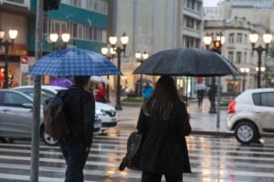 vento,-chuva-e-queda-nas-temperaturas:-frente-fria-comeca-a-atravessar-o-parana