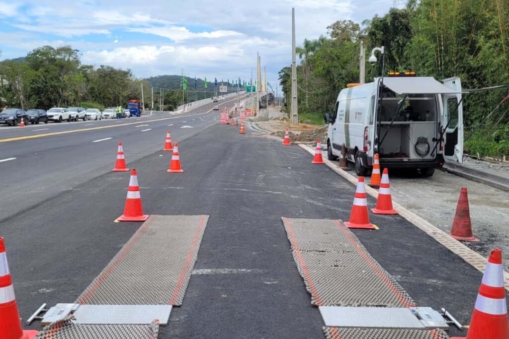 balancas-rodoviarias-do-der/pr-ajudam-a-fiscalizar-excesso-de-carga-de-caminhoes-no-litoral