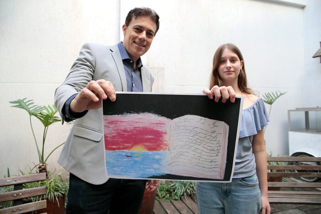 aluna-e-diretor-do-centro-juvenil-de-artes-plasticas-sao-destaque-em-concurso-internacional