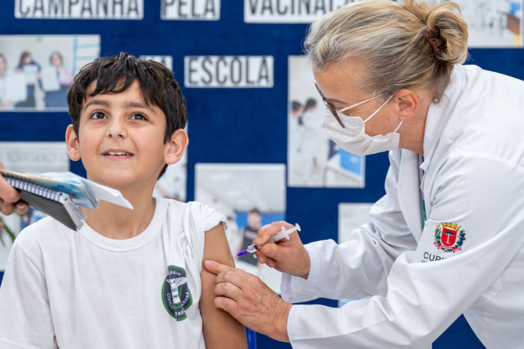 alunos-e-funcionarios:-estado-amplia-aplicacao-da-vacina-da-gripe-nas-escolas-do-parana