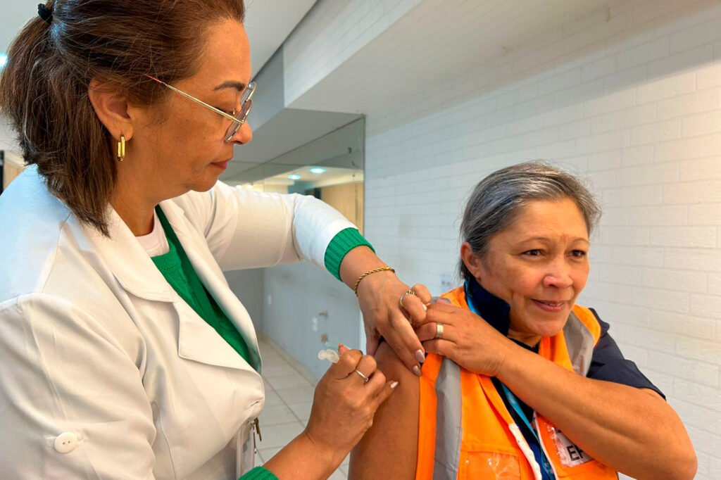 campanhas-na-fronteira-e-aeroportos-aplicam-quase-3,5-mil-doses-de-vacinas-no-parana