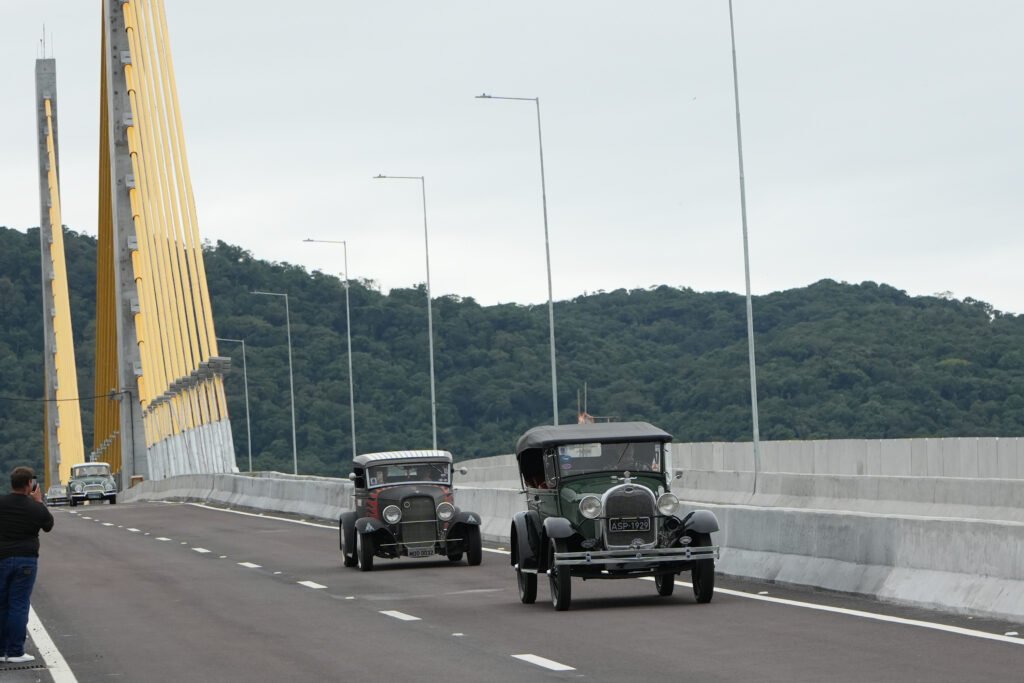 com-mais-de-500-carros-antigos-e-motos,-passeio-celebra-ponte-de-guaratuba,-no-litoral