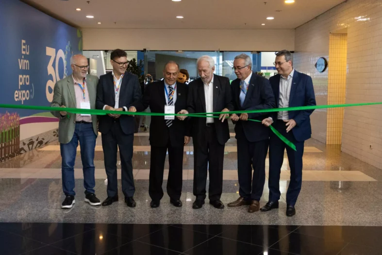 Foto: Luis Batista FotografiaO presidente da ABAV-PR, Geraldo Zaidan Rocha e autoridades do setor do turismo cortam a faixa inaugural no primeiro dia da Expo Turismo Paraná 2026