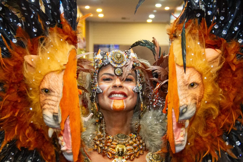 Foto: Luis Batista Fotografia Apresentação do Carnaval de Joaçaba/SC durante a Expo Turismo Paraná 2026, realizada no dia 7 de maio, no Viasoft Experience, em Curitiba.