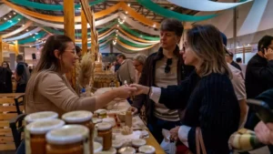 Expositora oferece amostras para visitantes do Festival Nacional do Queijo, em 2025. Este ano, o evento ocorre de 23 a 26 de julho, na Vila Germânica, em Blumenau. Foto: divulgação Festival Nacional do Queijo.