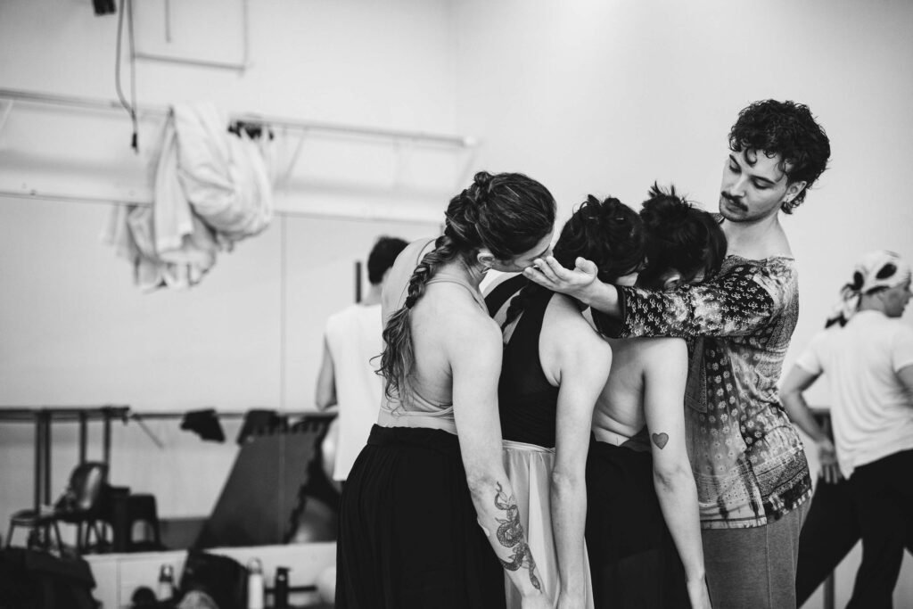 estreia-da-semana,-bale-“giselles”-transforma-classico-em-historia-de-identidade-e-amor