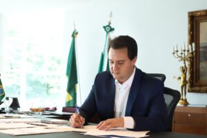 governador-sanciona-lei-que-reestrutura-carreiras-e-fortalece-atuacao-da-adapar