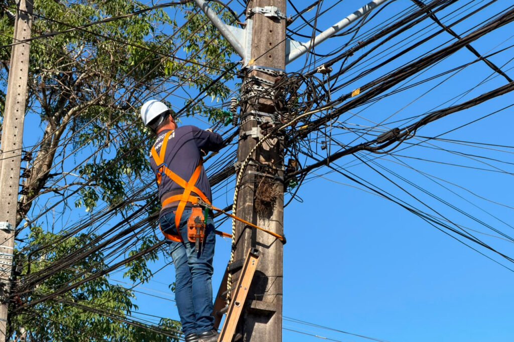 copel-realiza-mutirao-de-regularizacao-de-cabos-de-telecom-em-cambe-e-em-arapongas 