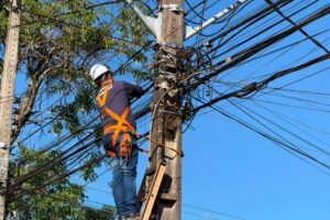 copel-realiza-mutirao-de-regularizacao-de-cabos-de-telecom-em-cambe-e-em-arapongas 