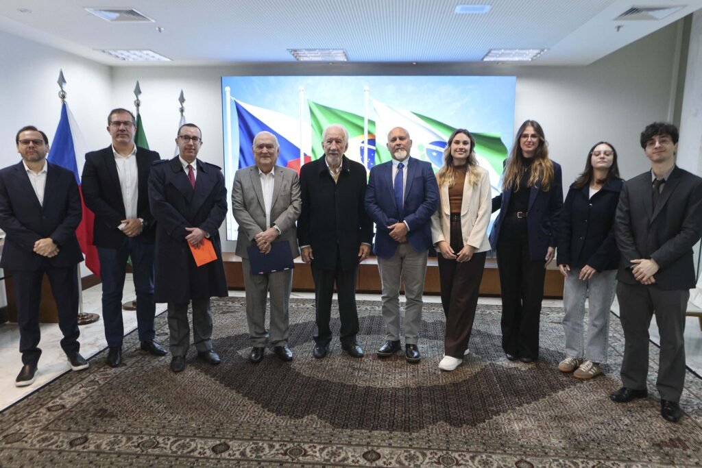 parana-apresenta-ambiente-de-negocios-a-empresas-tchecas-em-encontro-no-palacio-iguacu