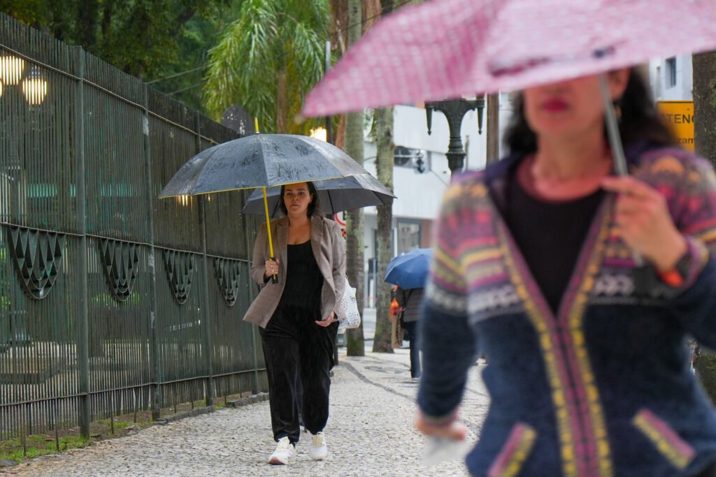 apos-tempestades-com-raios-e-granizo-no-parana,-semana-segue-chuvosa-no-oeste-e-sudoeste
