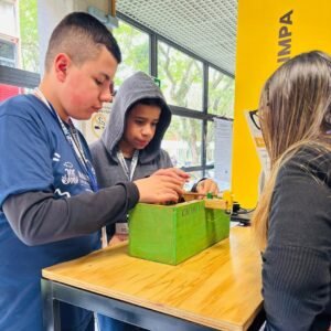 Robótica e cultura maker transformam realidade de jovens da periferia de Almirante Tamandaré