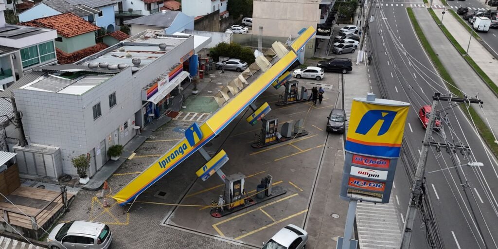 policia-investiga-morte-de-tres-eletrocutados-apos-ventania-no-rio