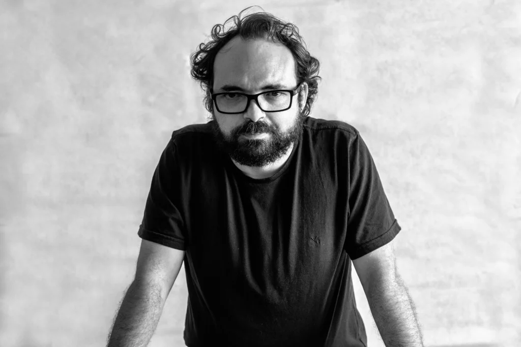     Aristeu Araújo, cineasta, montador e curador da Mostra Retrospectiva Ruy Guerra, assina a seleção de filmes                                                        e a pesquisa que reuniu grande parte da obra do diretor em uma programação inédita na CAIXA Cultural Curitiba.                                                                                                                                     Foto: Gibran Mendes