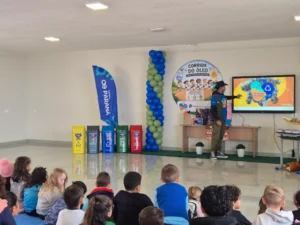 O evento de premiação incluiu palestras sobre saneamento básico, coleta seletiva, os principais inimigos da rede de esgoto, balneabilidade e os impactos do descarte inadequado de resíduos. Divulgação.