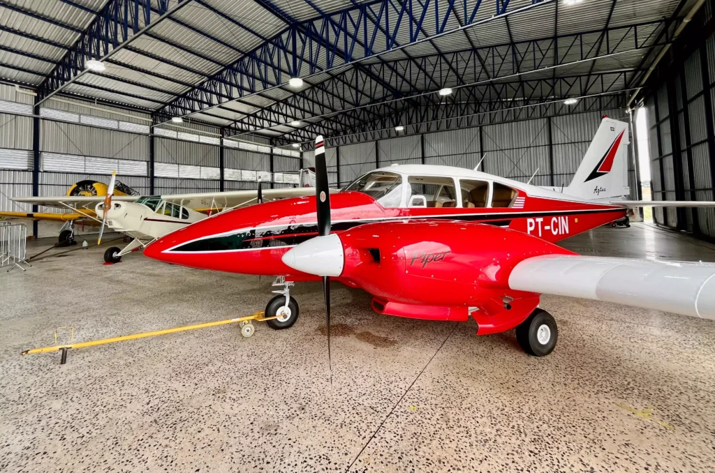 Aeronaves executivas em hangar do Aeroporto de Bacacheri Rodrigo Zanotto