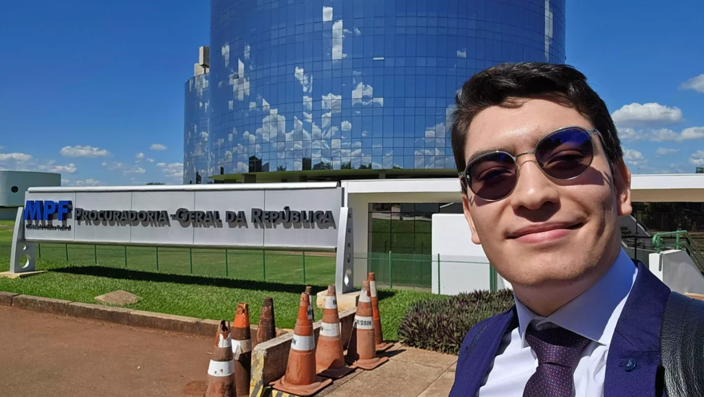 Em disputa acirrada, paranaense de 25 anos passa em concurso para Procurador da República Crédito da foto Guilherme de Melo Sphair