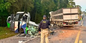 acidente-entre-onibus-e-caminhao-mata-23-pessoas-em-estrada-no-parana