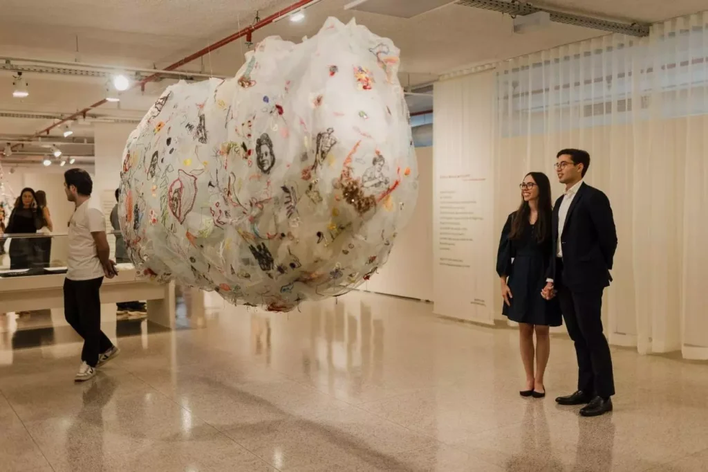 Claudia Lara, em Estratos Cúmulos (2020), integra a exposição “Poéticas Paranaenses – Mulheres do MAC no MAB”, em cartaz no Museu de Arte de Brasília até 10 de setembro. Foto: Fernanda Coutinho