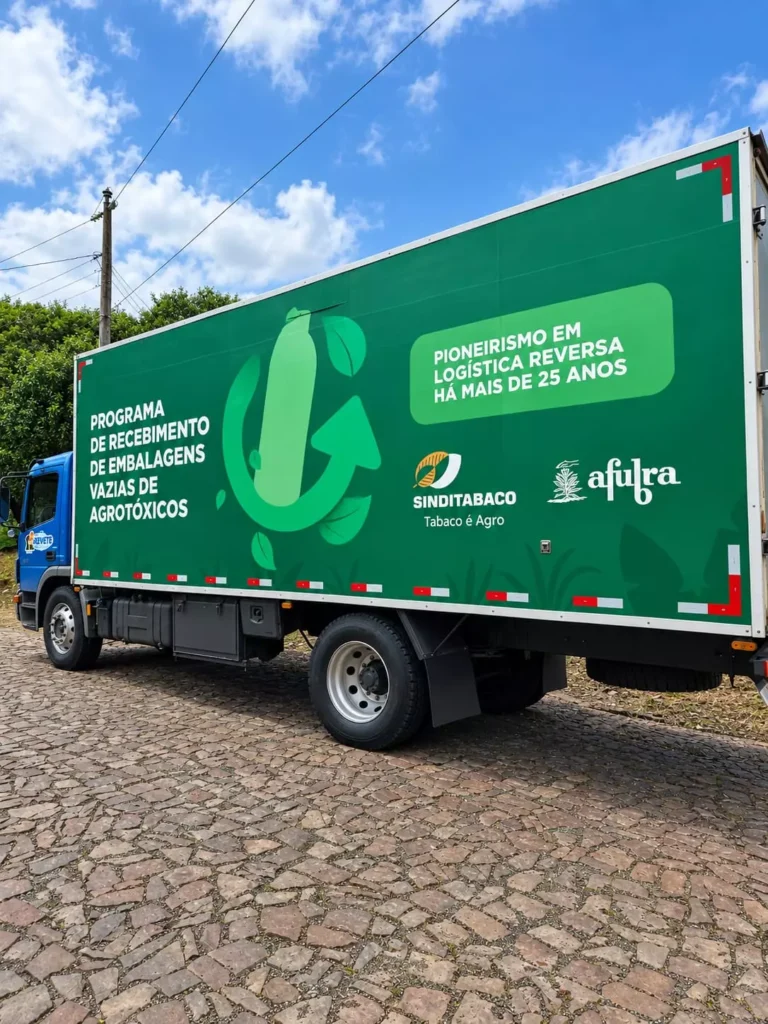 Banco de Imagens Caminhão de recebimento de embalagens SindiTabaco