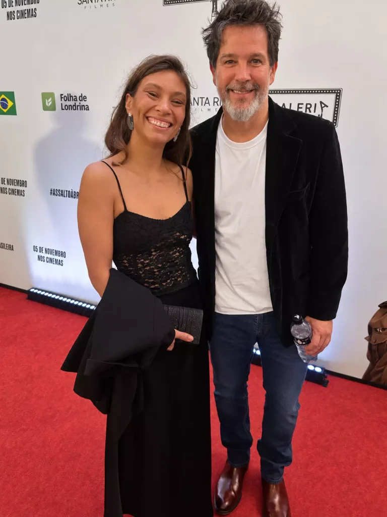 Divulgação A atriz londrinense Maíra Kodama ao lado de Murilo Benício na pré-estreia de “Assalto à Brasileira”, ontem (22), em São Paulo. Maíra integra o elenco de apoio do longa, que chega aos cinemas em 5 de n