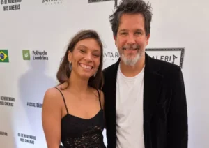 Divulgação A atriz londrinense Maíra Kodama ao lado de Murilo Benício na pré-estreia de “Assalto à Brasileira”, ontem (22), em São Paulo. Maíra integra o elenco de apoio do longa, que chega aos cinemas em 5 de n