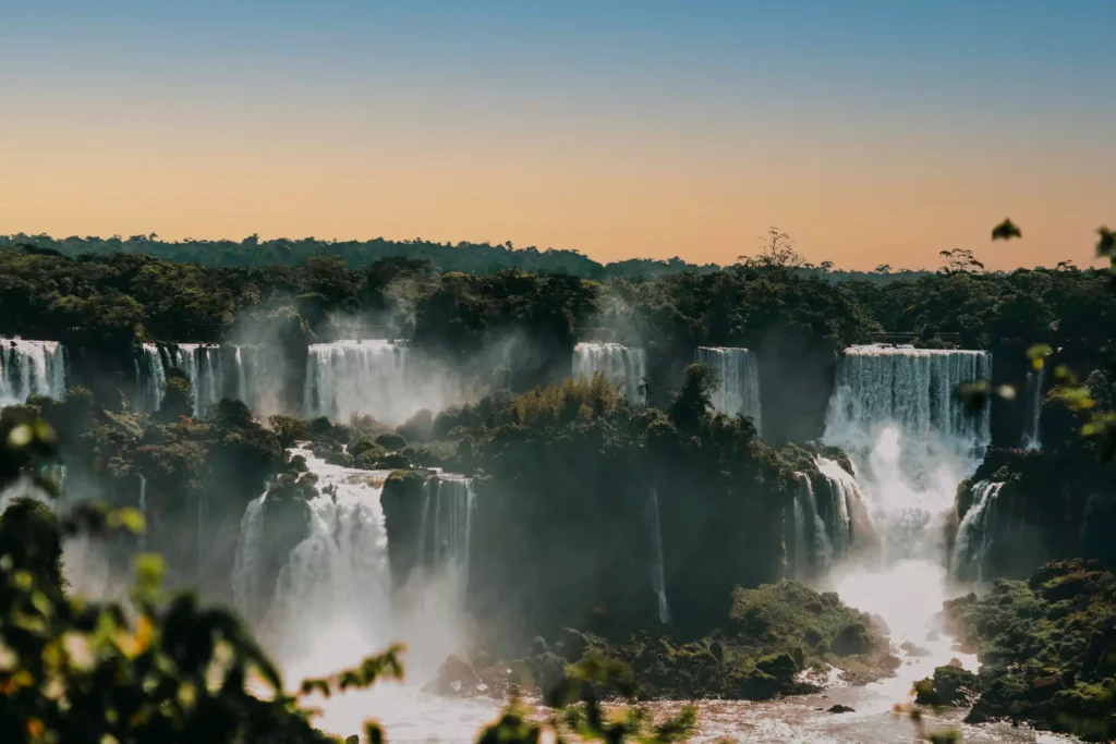 Cataratas-do-Iguacu---Foz-do-Iguacu-douglas-lopez-unsplash