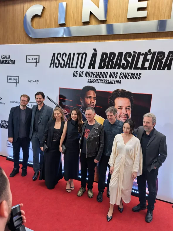 DivulgaçãoMaíra Kodama ao lado de atores e atrizes de “Assalto à Brasileira” durante a pré-estreia do filme, realizada ontem (22), em São Paulo. A londrinense integra o elenco de apoio da produção, que estreia