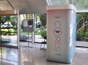 Caixa sensorial do projeto Ópera das Cores no hall da agência do BRDE foto BRDE