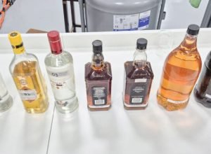 bar-em-sao-vicente-e-fechado-apos-morte-de-mulher-que-consumiu-whisky