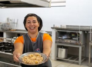 merenda-nota-10:-4-mil-cozinheiras-cuidam-da-alimentacao-escolar-no-parana
