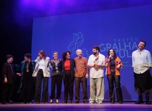 50-anos:-entrega-do-trofeu-gralha-azul-traz-a-diversidade-do-teatro-paranaense